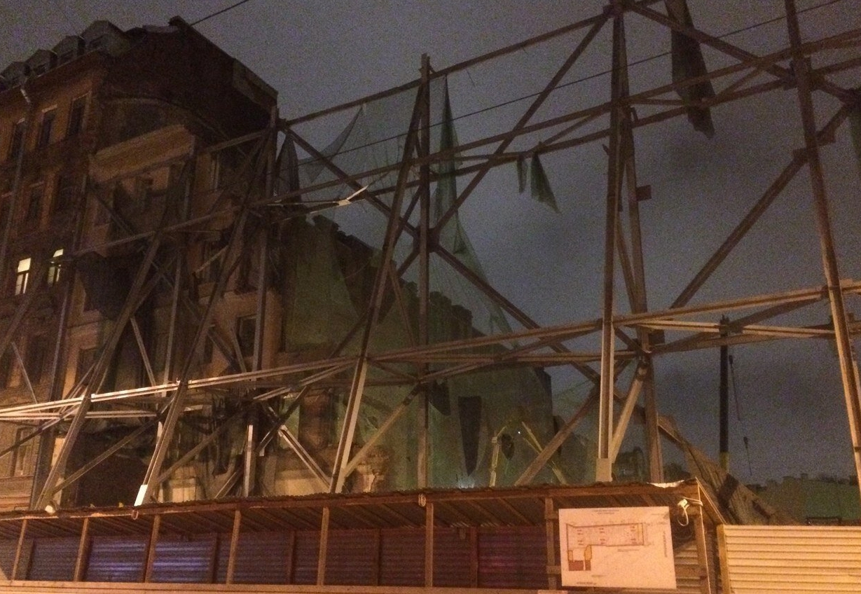 обрушение фасада в историческом центре СПб